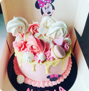 Layer cake meringue et theme minnie